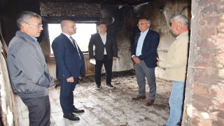 Kaymakam Nebioğlu, evi yanan aileyi ziyaret etti