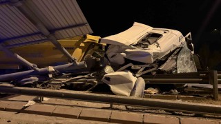 Kayseride tır bariyerlere girdi: 1 yaralı