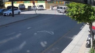 Kaza anı kamerada: 4 kişinin olduğu motosiklete araç çarptı