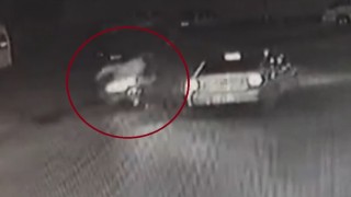 Kaza anı kamerada: Otomobil ile motosiklet çarpıştı