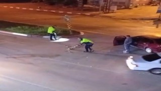 Kaza sonrası trafik polisi yolu süpürgeyle temizledi