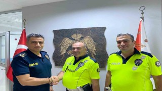 Kaza sonrası yolu süpüren trafik polislerine Emniyet Müdüründen teşekkür