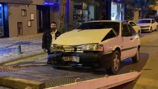 Kaza yapan alkollü ve ehliyetsiz sürücü hasarlı aracıyla poz verdi