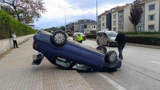 Kaza yapan otomobil takla atarak ters durdu: 1 yaralı