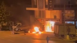 Kaza yapıp yanmaya başlayan motosikletin sürücüsünü vatandaşlar kurtardı