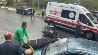 Kazada motosiklet otomobilin üzerine düştü: 1i ağır 2 yaralı