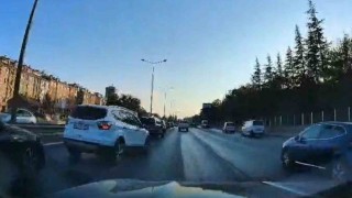 Kazadan dolayı yavaşlayan araca otomobilin arkadan çarpma anı kamerada