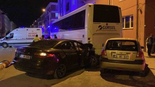 Kazaya karışan iki otomobil park halindeki otobüse çarptı: 1 yaralı