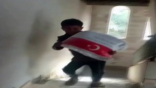 Kendi ağırlığı kadar un çuvalını taşıyan Filistinli çocuğun sevinci