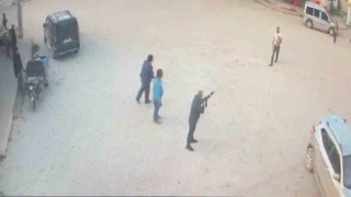 Kendisine silah doğrultan adamın üzerine yürüyüp bıçakla öldürdü