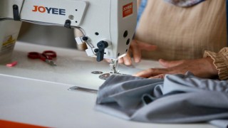 Kepezde belediye personelinin üniformaları kadın eliyle üretilip tasarruf sağlanıyor