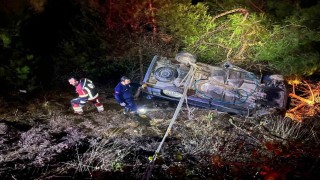 Kepsutta araç dereye uçtu: 5 yaralı