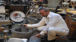 Kilisteki antikacı, sergilediği eşyalarla geçmişe ışık tutuyor