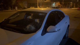 Kiraladığı otomobilin camlarını kırdı