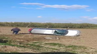 Kırıkhanda otomobil tarlaya uçtu