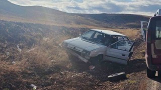 Kırıkkalede otomobil şarampole devrildi: 2 yaralı