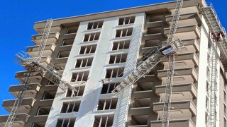 Kırılan yük asansöründen düşerek hayatını kaybeden inşaat işçisi son yolculuğuna uğurlandı