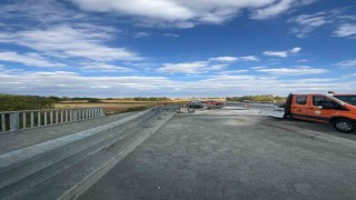 Kırklarelinde tır dereye düştü sürücü yaralandı