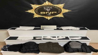 Kıyafete emdirilen uyuşturucu polislerin dikkati sayesinde yakalandı