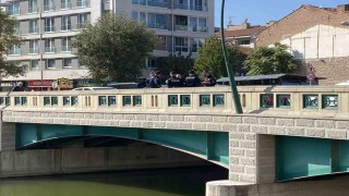 Kız arkadaşı gelince intihardan vazgeçti