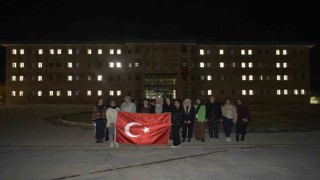 Kız öğrencilerinden ışıklı 102. yıl koreografisi