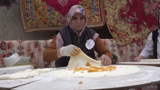 Kızılinlerde yapılan bal kabaklı gözleme ilginç lezzeti ile dikkat çekiyor