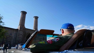 Klasik araç tutkunlarının  Türkiye turu Erzurumdan başladı