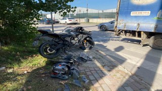 Kocaelide kamyonetle çarpışan motosiklet sürücüsü ağır yaralandı