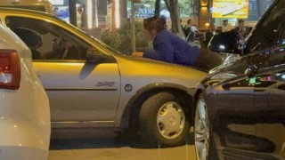Kocasıyla tartışan kadın otomobilin kaputuna yattı