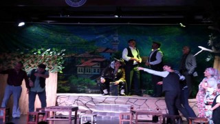 Komşu köyün delisi yeni sezon da kapalı gişe