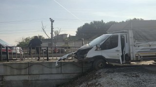 Kontrolden çıkan kamyonet köprü demirlerine saplandı