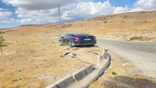 Kontrolden çıkan otomobil bariyerlere çarptı: 4 yaralı