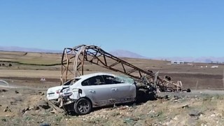 Kontrolden çıkan otomobil elektrik direğini devirdi: 1 yaralı