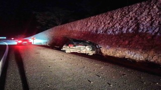 Kontrolden çıkan otomobil istinat duvarına çarptı, sürücü yaralandı