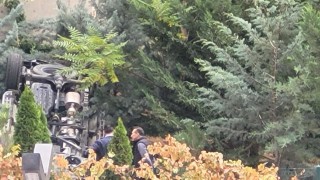 Kontrolden çıkan otomobil istinat duvarından aşağı uçtu: 1 yaralı