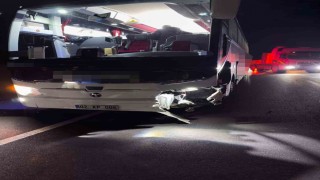 Kontrolden çıkan otomobil karşı şeride geçerek yolcu otobüsüne çarptı: 1 ölü