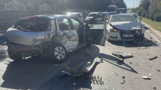Kontrolden çıkan otomobil karşı şeride uçarak iki otomobile çarptı: 4 yaralı