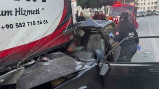 Kontrolden çıkan otomobil park halindeki kamyonete ok gibi saplandı: 1 ölü, 4 yaralı