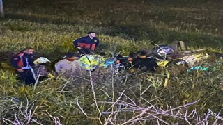 Kontrolden çıkan otomobil tarlaya uçtu: 1 ölü, 1 yaralı