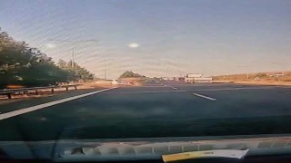 Kontrolden çıkan otomobilin bariyerlere çarpma anı görüntülendi