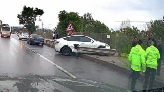 Kontrolden çıkan Tesla bariyere saplandı