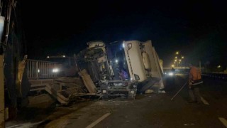 Kontrolden çıkan tır, bariyerleri biçtikten sonra yan yatarak durabildi