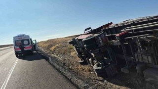 Kontrolden çıkan tır devrildi, sürücü hafif yaralandı