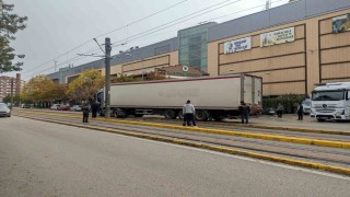 Kontrolden çıkan tır tramvay yoluna girdi, seferler aksadı
