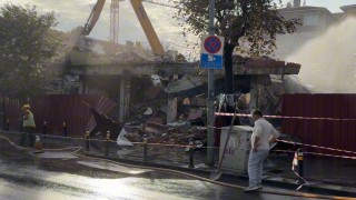 Kontrolsüz yıkım tehlike saçtı, bina parçaları caddeye savruldu
