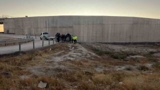 Konyada yol kenarına uçan otomobilin sürücüsü hayatını kaybetti