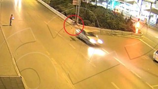 Koşarak karşıya geçerken otomobilin çarptığı şahıs havaya savrularak ağır yaralandı