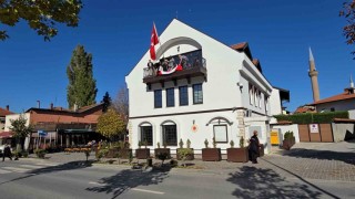 Kosovalı 102 kadın, Türkiye Cumhuriyetinin kuruluşunun 102. yıldönümü için bayrak ördü