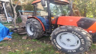 Köy muhtarı, traktörle kazan arasında sıkışarak ağır yaralandı