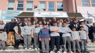 Köy okulu çocuklarının bilgisayar sevinci